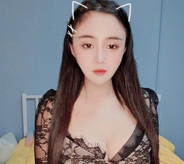 大胸妹子很会玩