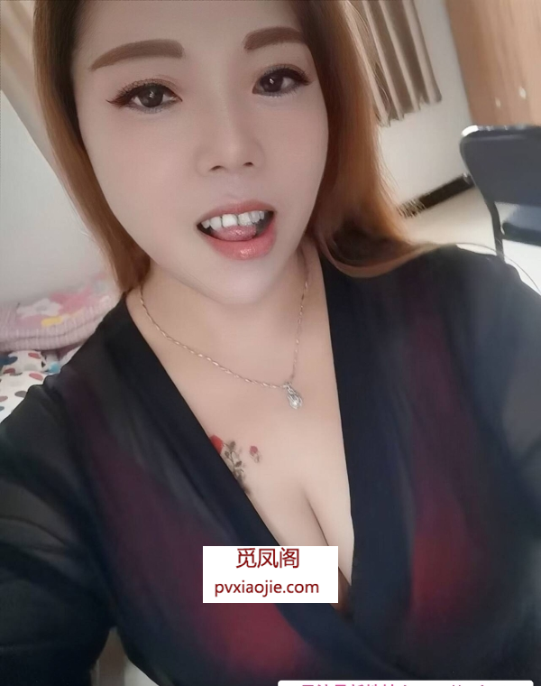 黑丝肥臀熟女