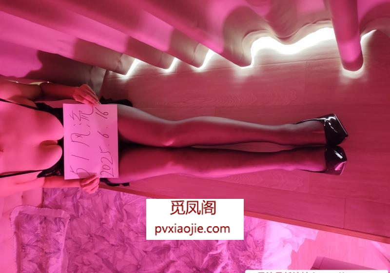 黑丝大长腿肥臀骚妇