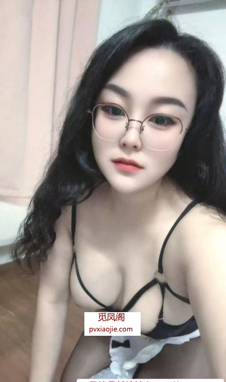 舌吻眼镜骚女兰兰