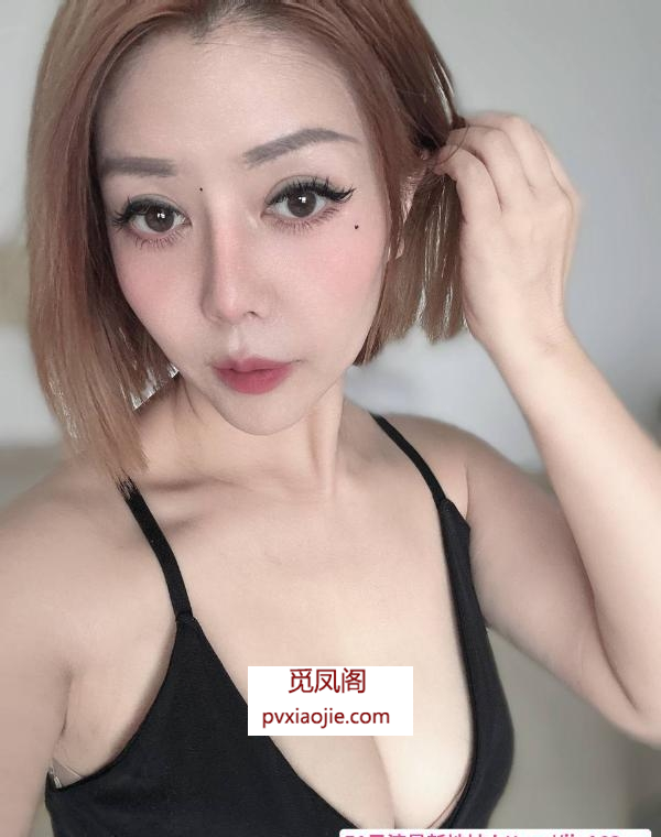 短发气质美女