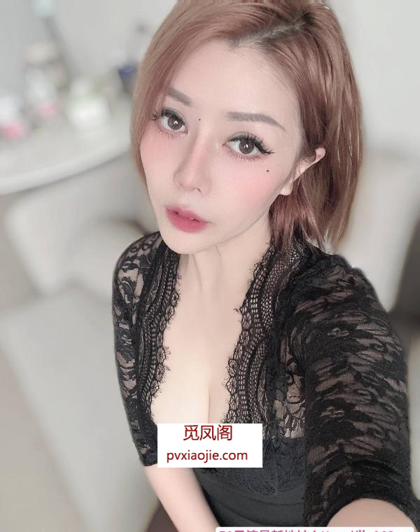 短发气质美女